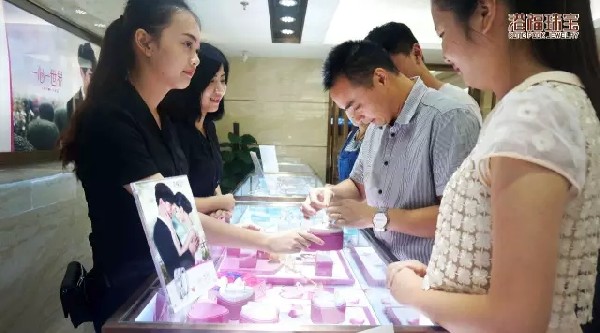 港福珠寶《一心一世界Ⅱ》鉆石情侶對戒系列新品火爆熱銷，備受追捧！