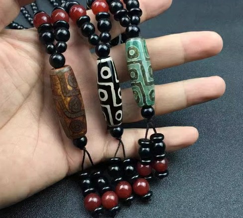 天珠是什么材質(zhì)的?一起來(lái)了解其獨(dú)特材質(zhì)與文化價(jià)值